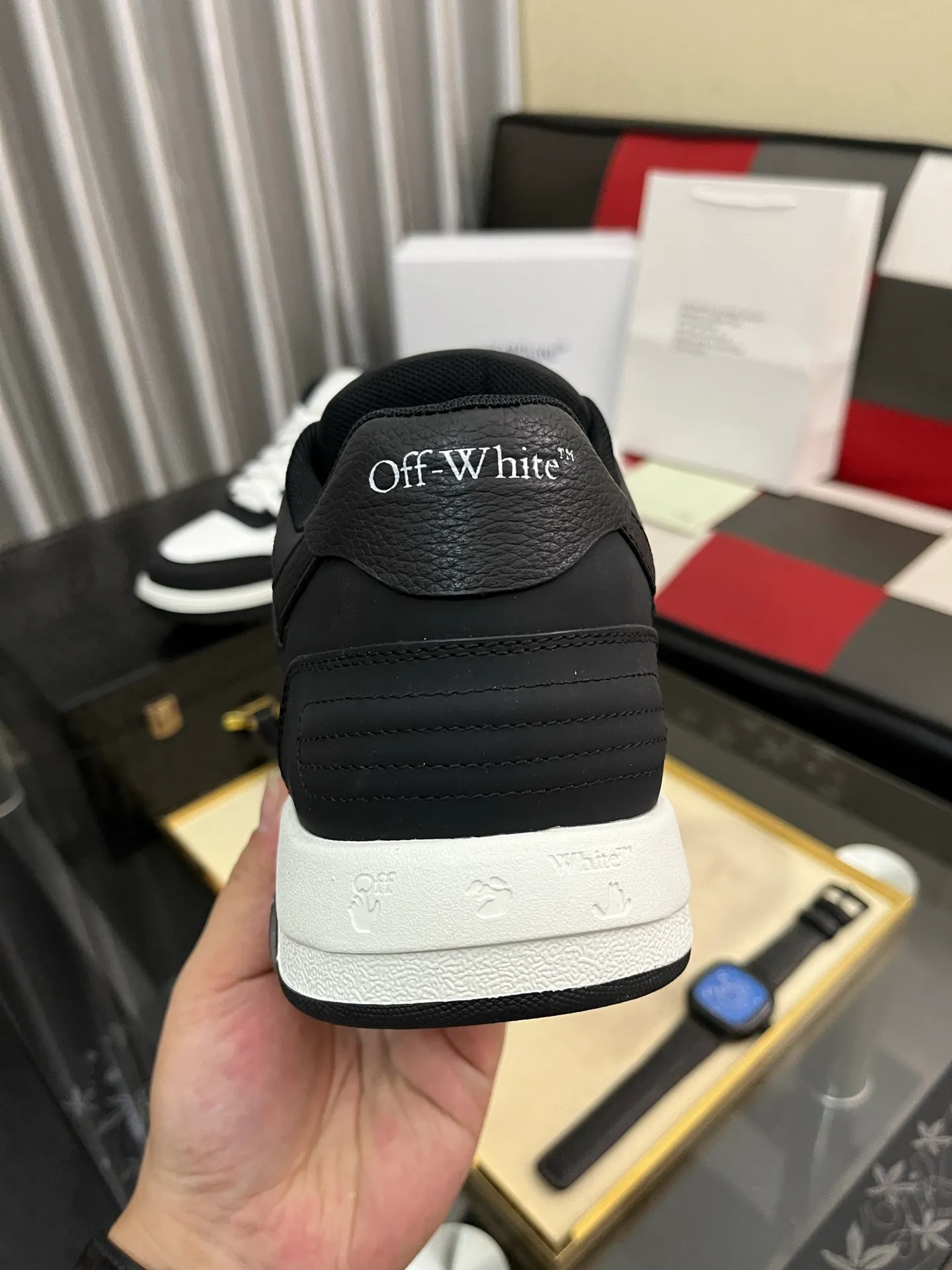 Men's shoes 💰600⌚️⌚️ OFF-White C/O VirGil Abloh fashionable and versatile casual shoes. Exclusive first release of the new model. Made of environmentally friendly cowhide leather and mesh fabric upper material. The insole is embedded with foam cushioning EVA material. The correct midsole is equipped with EVA lightweight cushioning. External tooth nail rubber outsole. The correct accessories can be customized simultaneously. Women's model: 35-40 Men's model: 39-45